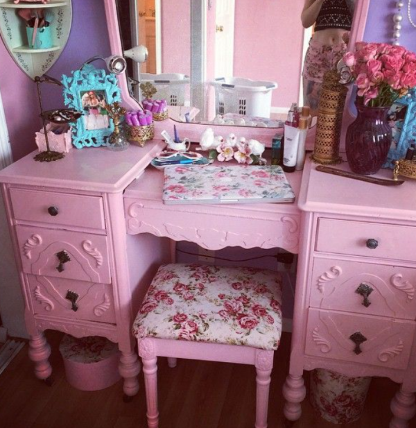 Meja Rias Berwarna Pastel dengan Cermin Antik